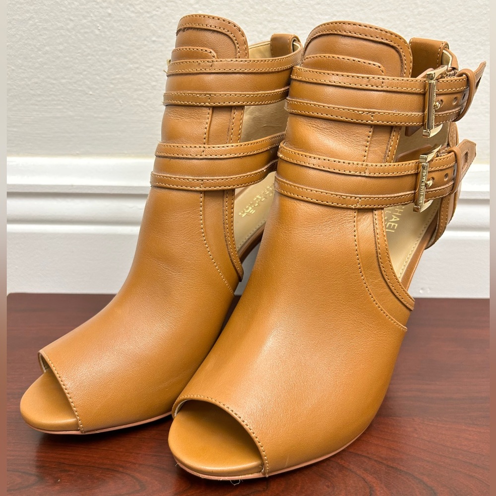 (Camel) Michael Kors open toed stiletto Lawson style heels sandal. Size 6.5
